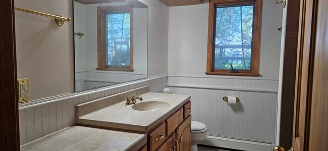 Building Photo - Large Rambler with 5 bedrooms, 2 baths wit...