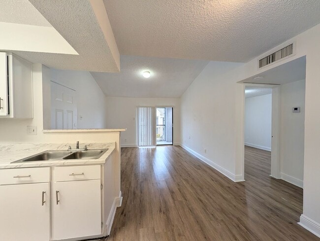 Building Photo - Bright 1BR/1BA Condo – Convenient Kendall Location