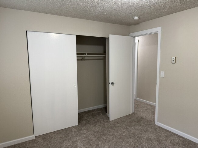 Building Photo - Fully Remodeled 2 Bedroom Unit- Available for Immediate Move In