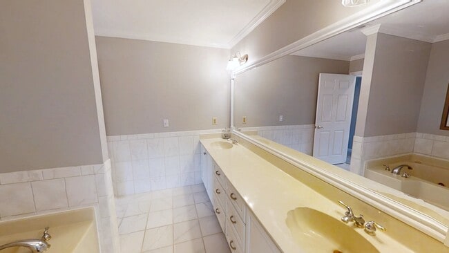 Building Photo - 4130 Knollcrest Cir N