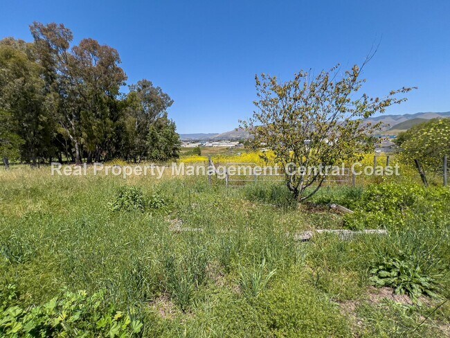 Building Photo - AVAILABLE NOW - Spacious Country Home in S...