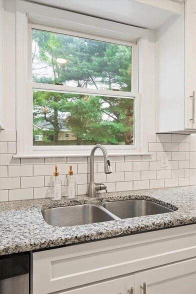 Building Photo - 723 Riverview Dr