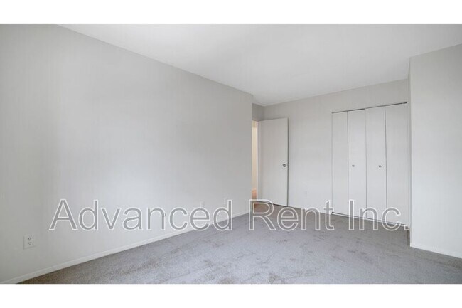 Building Photo - 10 Watkins Glen Ct