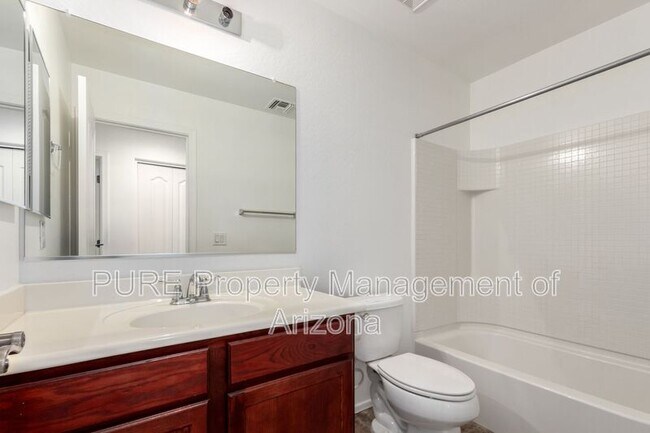 Building Photo - 4044 E Oakland St