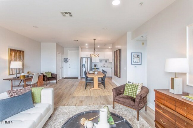Building Photo - 6938 Laurel Canyon Blvd