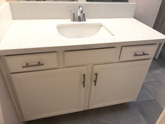 Building Photo - 4 BEDROOM / 2 BATH SINGLE FAMILY HOME W/ CASITA