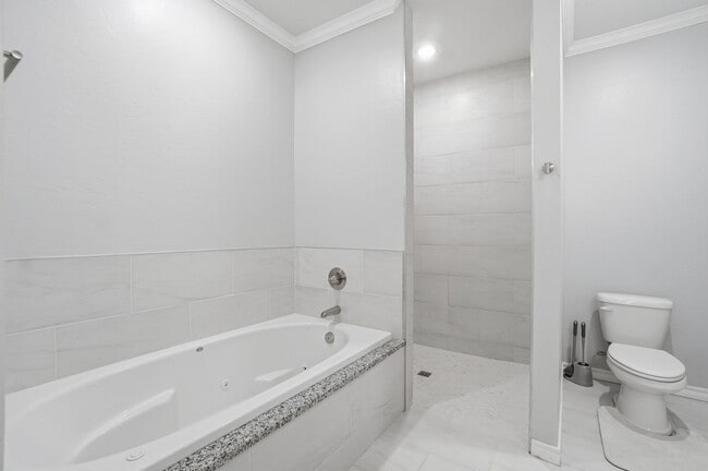 Building Photo - 4254 Mesa Dr