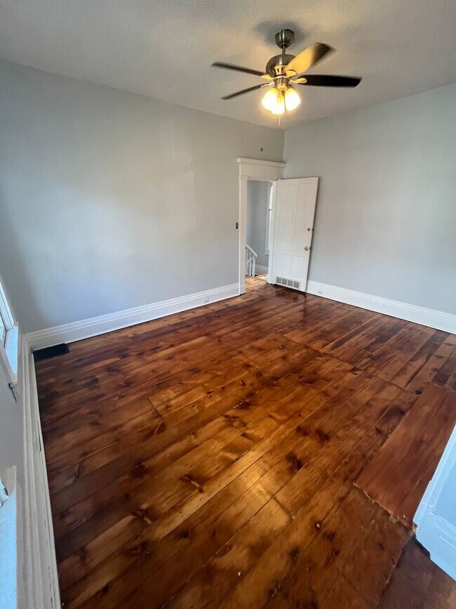 Building Photo - 816 Main St