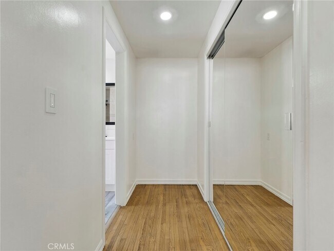 Building Photo - 10918 Reseda Blvd