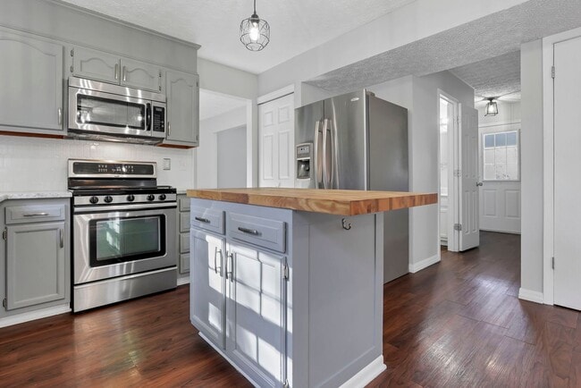 Building Photo - 5399 Thornburg Ct