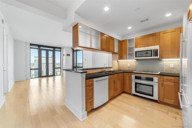 Primary Photo - 175 Huguenot St