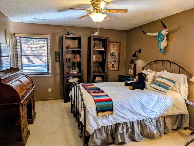 Building Photo - 842 Saddle Back Cir