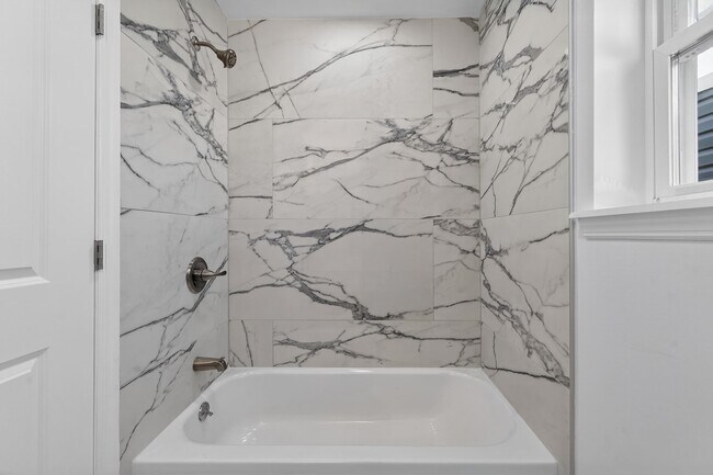 Building Photo - 40 E 5th St