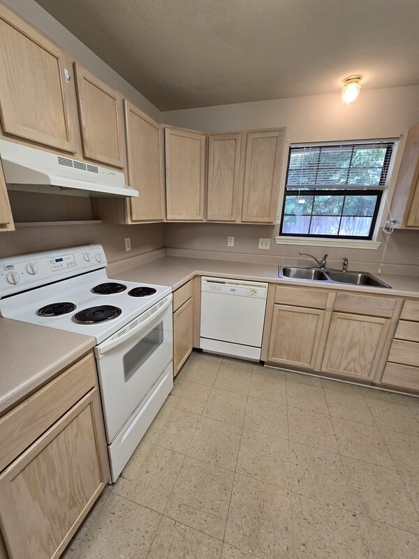 Building Photo - 634 Canada St