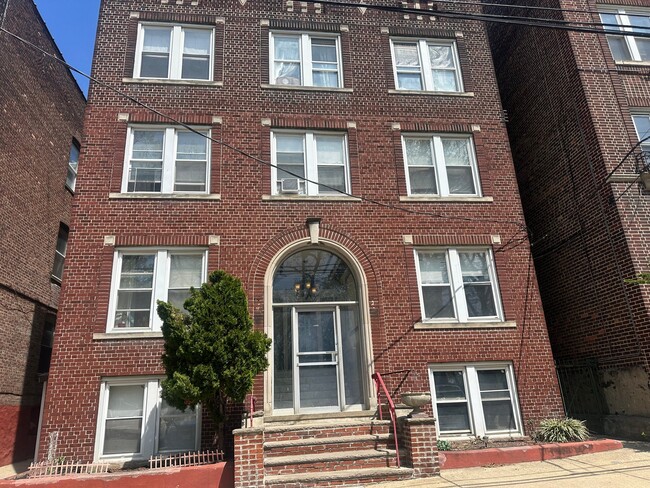 Building Photo - 332 61st St