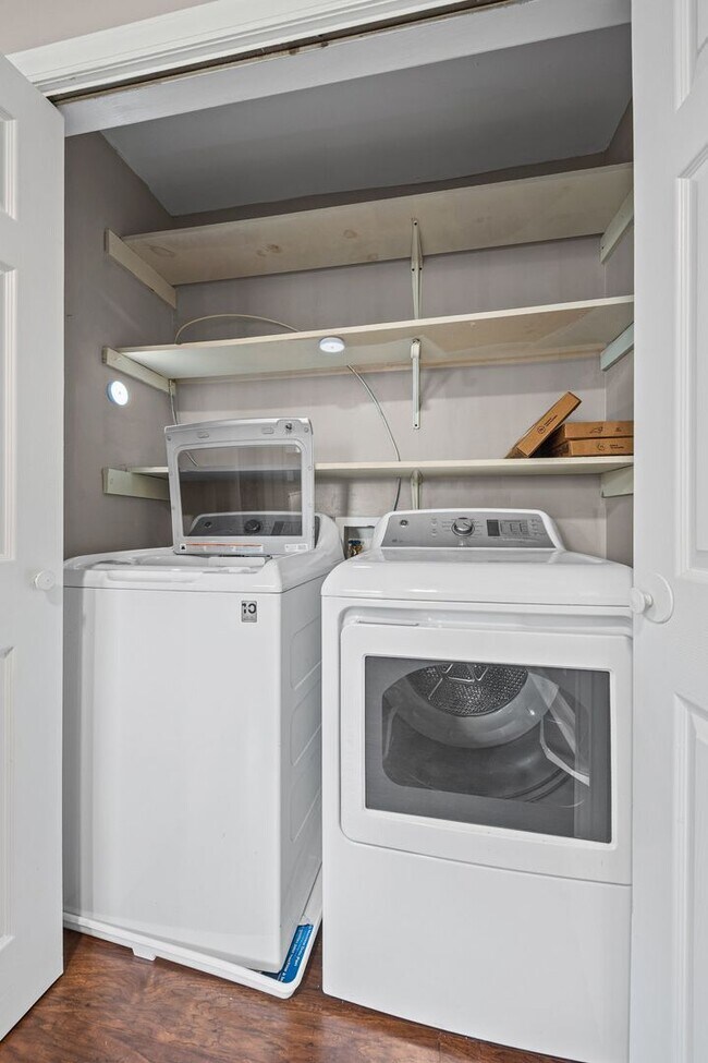 Building Photo - Beautifully updated 2-bed, 1.5 bath Condo in Winn Barr of Rock Hill!