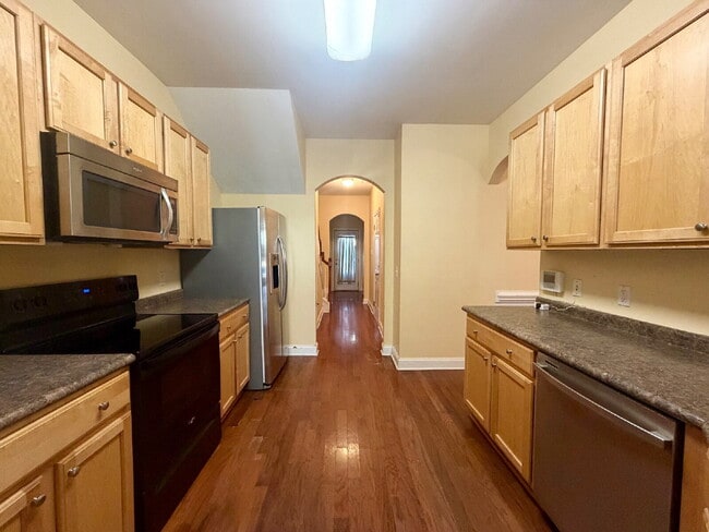 Building Photo - Large Three Bedroom Townhouse! New Carpet & Paint!