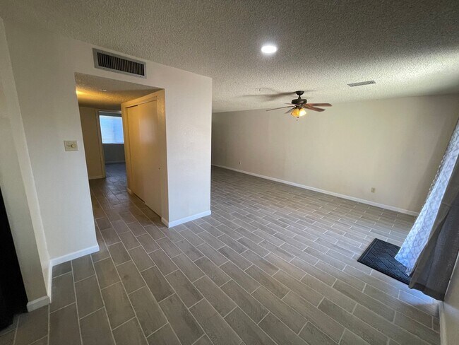 Building Photo - Cute 2 bedroom 2 bath Condo for RENT in Four Palms Condominium Complex