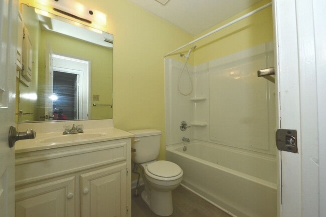 Building Photo - Nice townhouse in Little Neck!