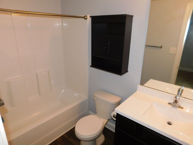 Building Photo - Like New Townhome!