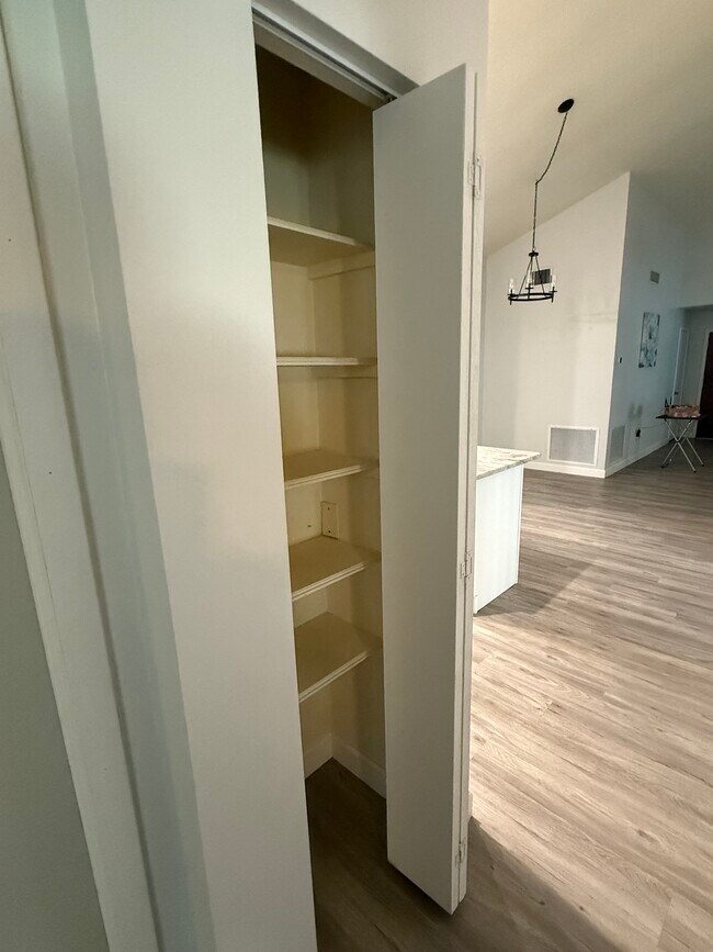 Building Photo - 11827 Hickorynut Dr