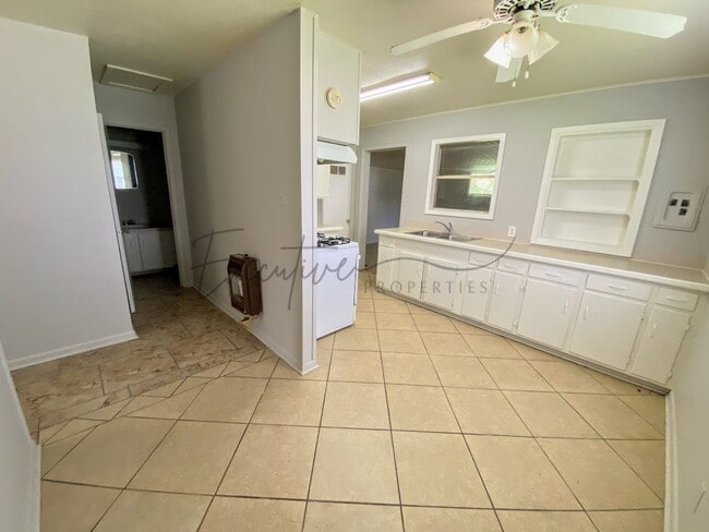 Building Photo - Affordable 2-Bedroom Home in Central Lake ...