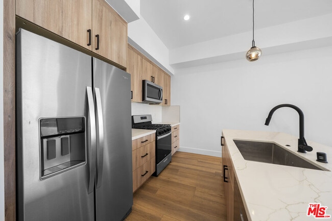 Building Photo - 10845 1/2 Morrison St