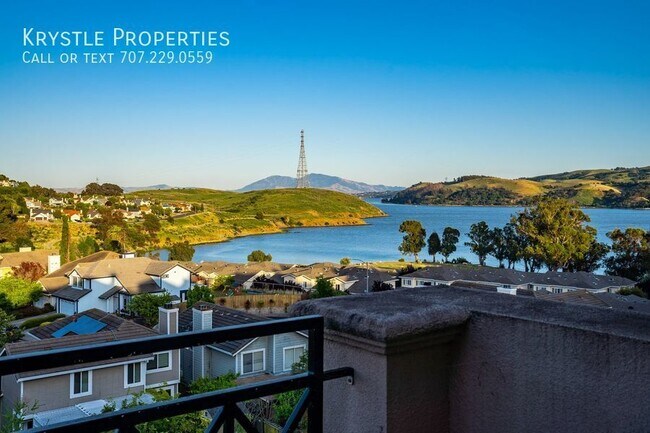Building Photo - Luxurious Living in Gated Villa Del Mar Co...