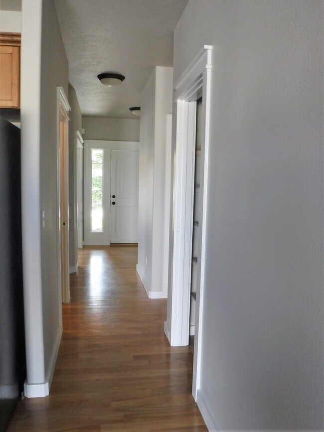 Building Photo - Beautiful 3 bed 2.5 bath home in the Cobblefield Crossing Subdivision in Meridian.