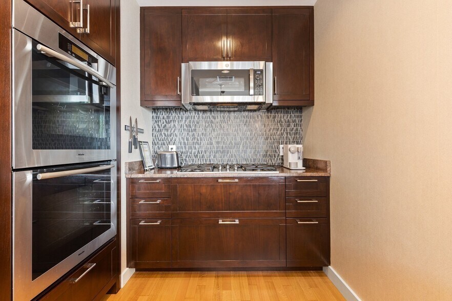 Building Photo - 400 Stuart St