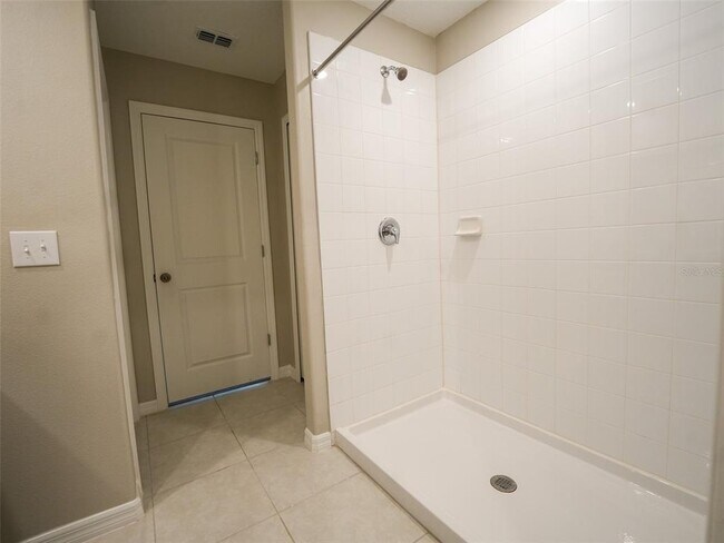 Building Photo - 402 Royal Empress Dr