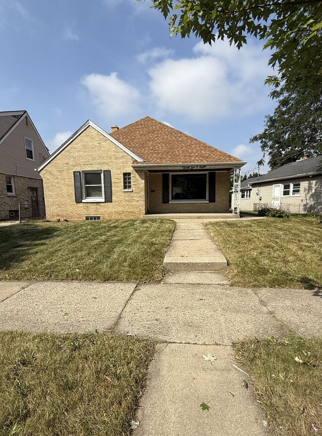 Building Photo - 3BR SINGLE FAMILY, NICE!!, BRICK, PARKING,...