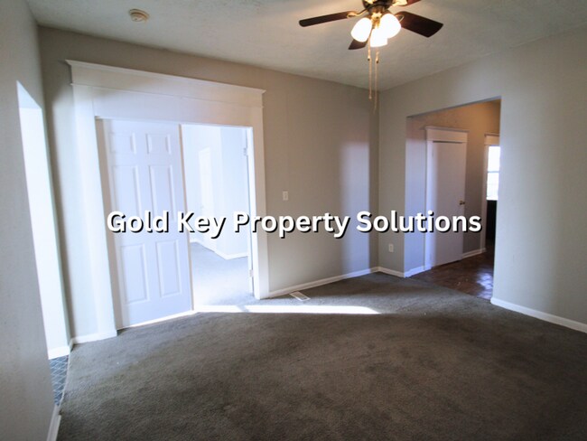 Building Photo - 816 W 11th St