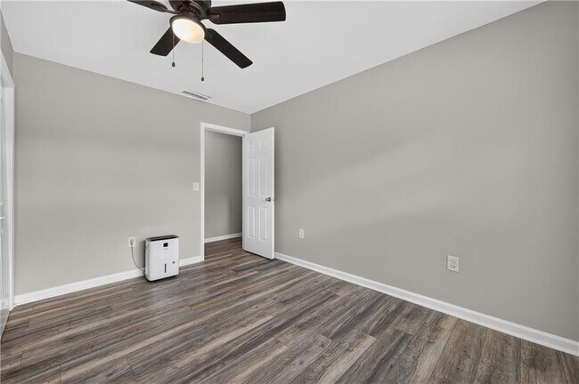Building Photo - 437 Waterbury Way