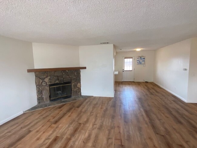 Building Photo - **21075 Ottawa Rd Apple Valley** Remodeled...