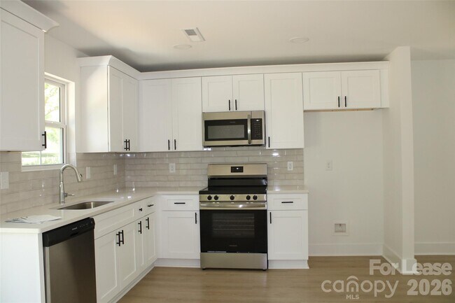 Building Photo - 562 W Park Ave