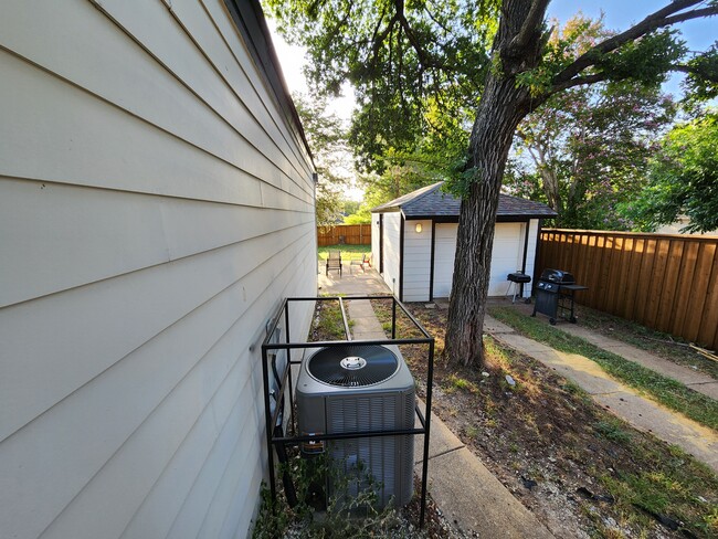 Building Photo - 1402 Harlandale Ave