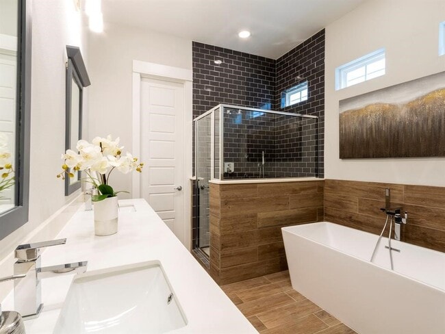 Building Photo - 1027 W 24th St