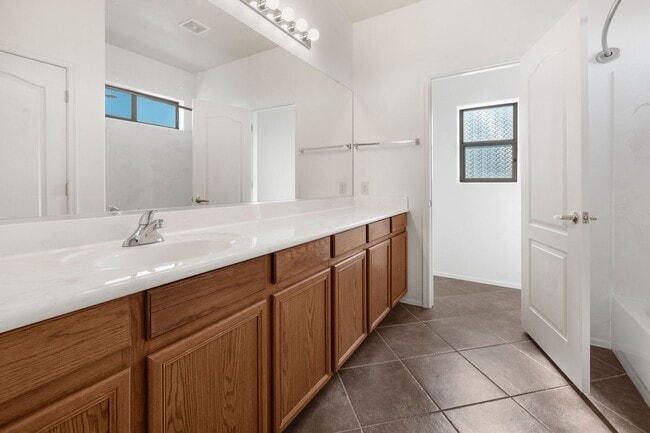 Building Photo - Beautiful 4 Bedroom 3 Bath Home in Vail