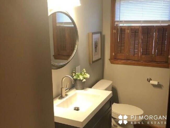 Building Photo - 4 bedroom, 3 Bathroom House