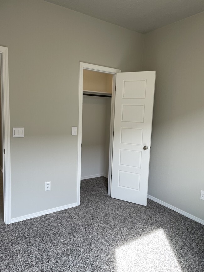 Building Photo - 4868 Longs Peak Rd NE