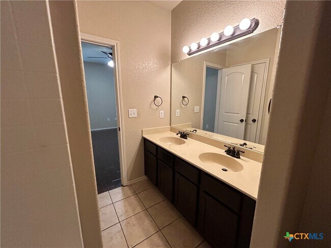 Building Photo - 692 Creekside Cir