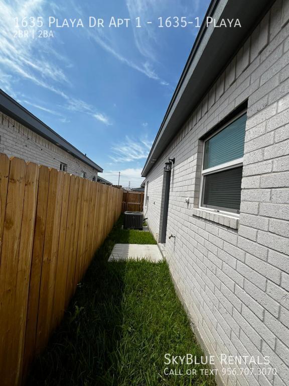 Building Photo - 1635 Playa Dr