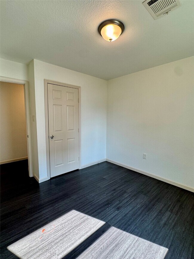 Building Photo - 624 Luke St