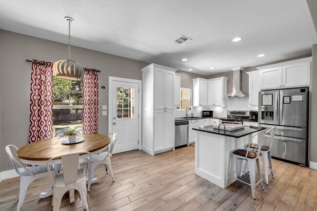 Building Photo - 113 Winding Oak Dr