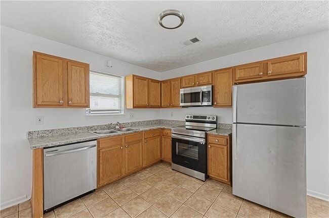 Building Photo - 210 Tanglewood Ln