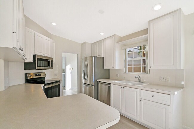 Building Photo - 8128 Montserrat Pl