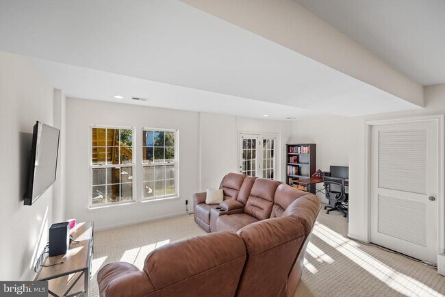 Building Photo - 12 Popes Creek Ln