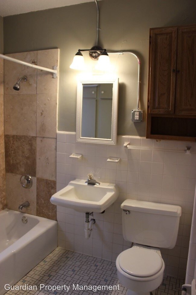 Building Photo - 1024-1026 15th Ave SE