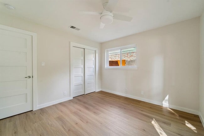 Building Photo - 2103 Monarch Dr